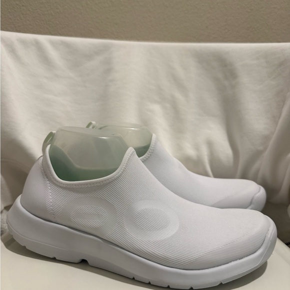 OOFOS Shoes - NWT - OOFOS Unisex White Slip-On Comfort Sneakers (men’s 9 Women’s 10)
